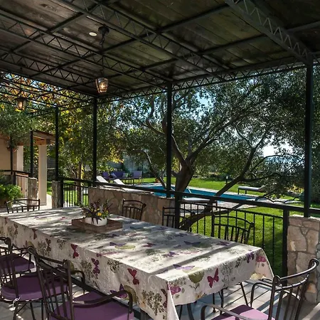 Vrh Knjezaka - With Heated Pool * Kaštel Kambelovac