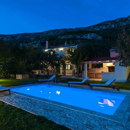 Vrh Knjezaka - With Heated Pool Kaštel Kambelovac